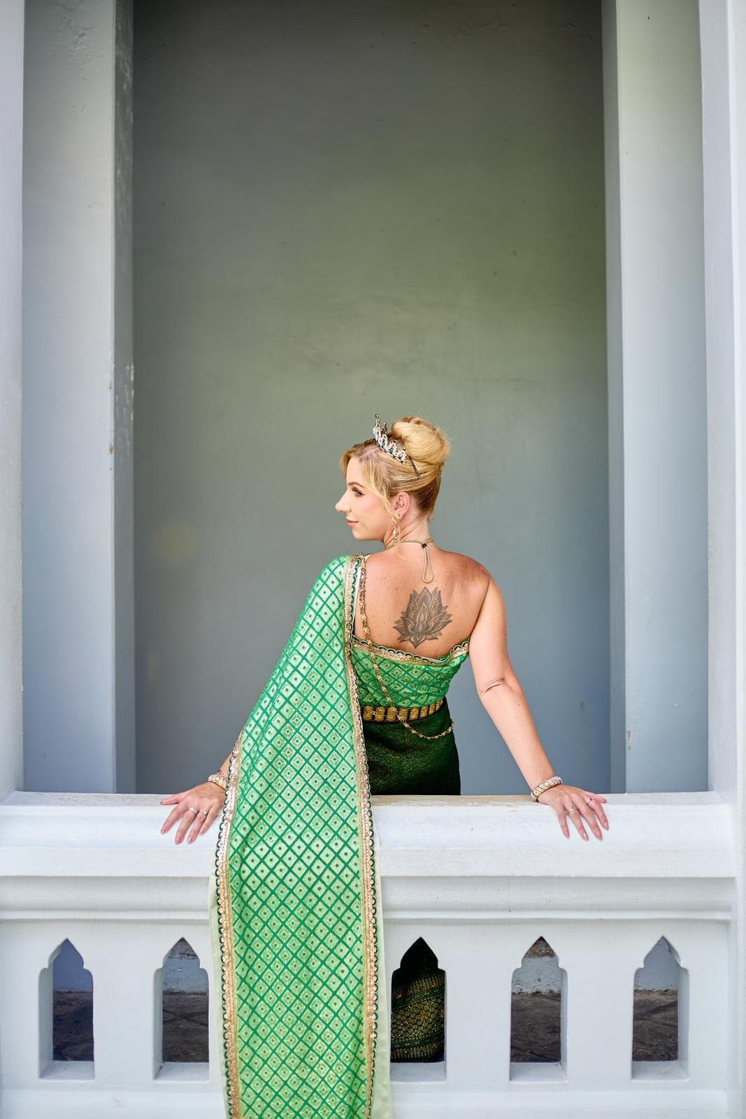Saskia elegante pose